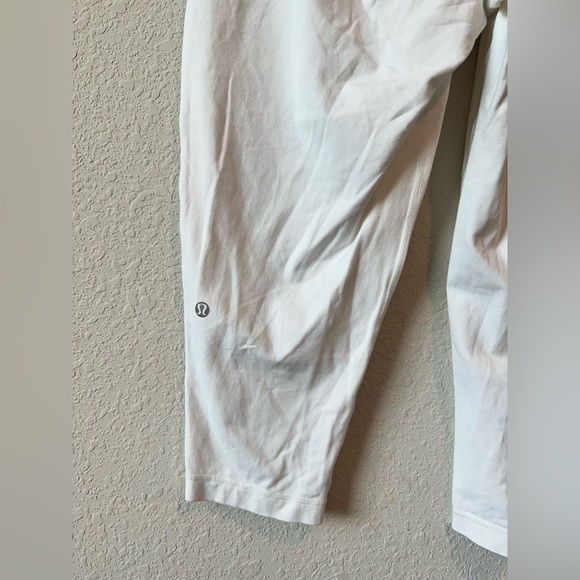 Lululemon Athletica White Jogger Crop Size 8 for Effortless Comfort - Picture 3 of 9